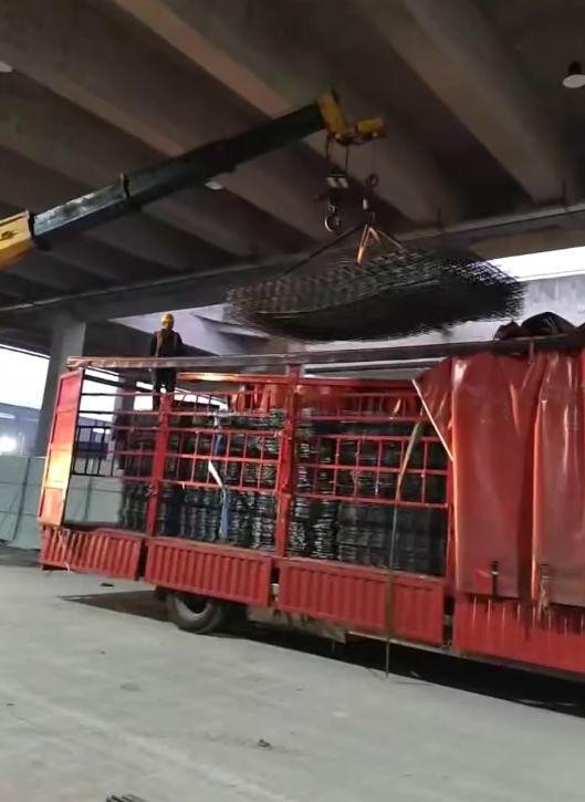 冷轧带肋钢筋网片卸货过程